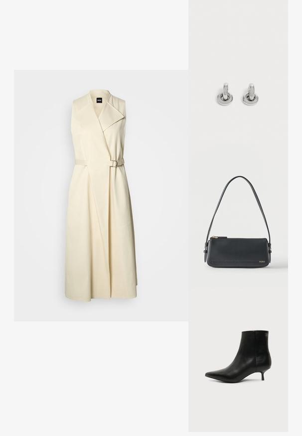 Trench-coat long beige sans manches avec de larges revers et une ceinture assortie avec boucle autour de la taille.; Bottine en cuir noir avec bout pointu et petit talon kitten sur fond clair, vue côté extérieur.; Sac à bandoulière rectangulaire en cuir noir avec fermeture éclair dorée et petit logo "HUGO" doré sur le devant, doté d'une sangle réglable avec boucle.; Paire de petites boucles d'oreilles créoles argentées brillantes avec une base ronde, présentées sur un fond clair uni.