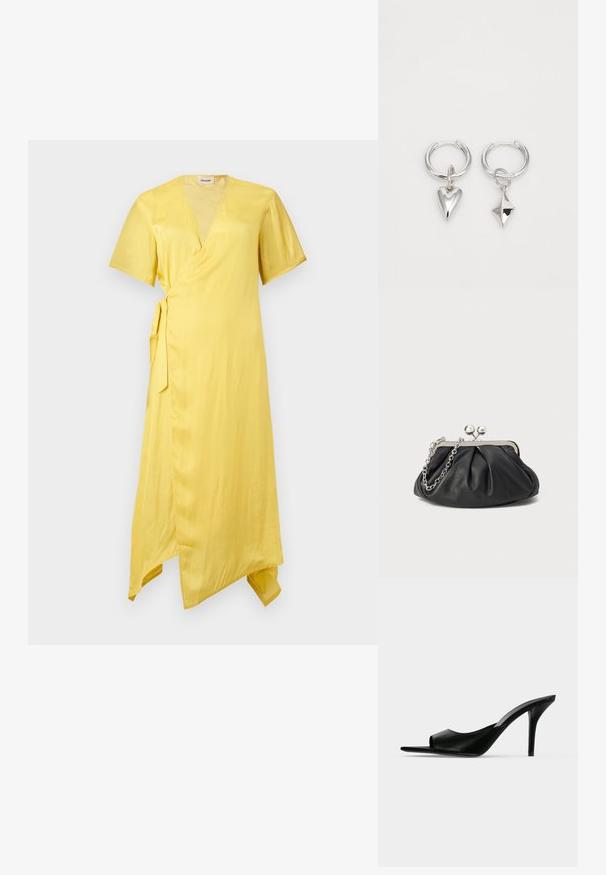 Robe portefeuille jaune avec manches courtes, col en V, lien à la taille sur le côté et ourlet asymétrique, présentée sur un fond clair uni.; Mule à talon haut en cuir noir à bout ouvert avec un talon stiletto fin, vue de profil sur un fond uni.; Porte-monnaie en cuir noir avec texture froncée, cadre en métal argenté, fermeture à verrouillage kiss-lock et bandoulière en chaîne. Surface lisse et douce.; Boucles d'oreilles en argent en forme de créoles, ornées d'un cœur et d'un pendentif en forme de diamant. Texture lisse avec une finition polie.