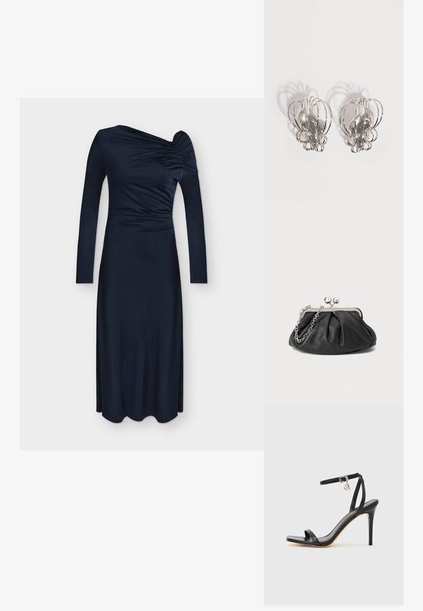 Robe midi bleu marine avec manches longues, détails froncés sur une épaule et sur le côté, encolure asymétrique et silhouette slim.; Sandale à talon haut noire avec une bride étroite à la cheville, bout carré, cuir lisse et accent de boucle métallique.; Porte-monnaie en cuir noir avec texture froncée, cadre en métal argenté, fermeture à verrouillage kiss-lock et bandoulière en chaîne. Surface lisse et douce.; Paire de boucles d'oreilles en métal argenté avec un design en cage à fil ouvert et des formes ovales centrales lisses projetant des ombres courbes sur un fond blanc.