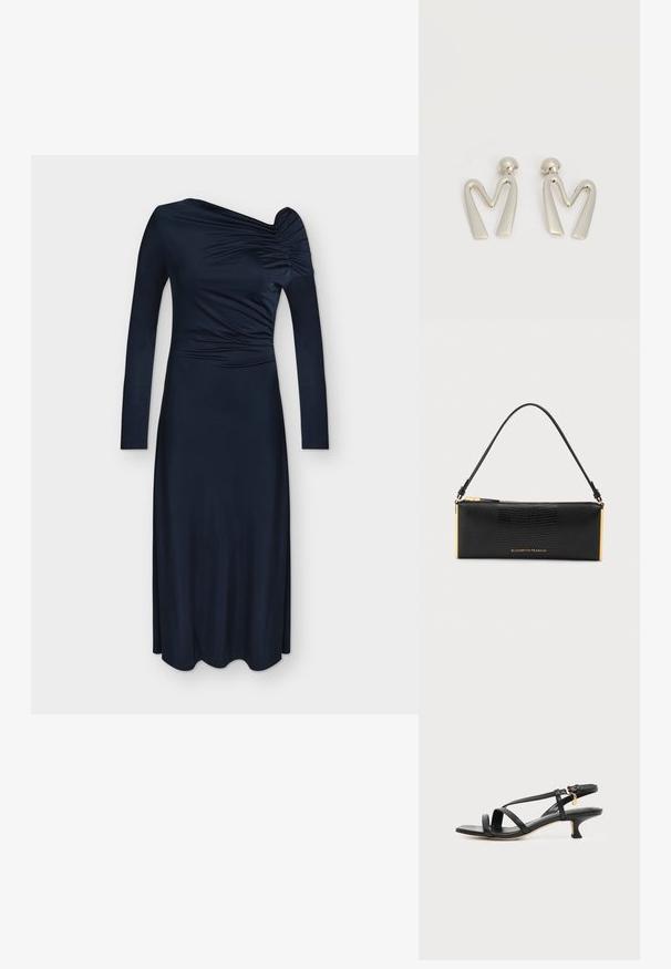 Robe midi bleu marine avec manches longues, détails froncés sur une épaule et sur le côté, encolure asymétrique et silhouette slim.; Sandale noire en cuir à brides fines, talon bas kitten, boucle à la cheville et petit pendentif doré sur fond clair uni.; Sac à main rectangulaire texturé noir avec une sangle unique, fermeture éclair dorée, accents dorés et logo Elisabetta Franchi sur le devant.; Paire de boucles d'oreilles en métal argenté en forme de lettre M angulaire avec des tiges arrondies sur fond blanc.
