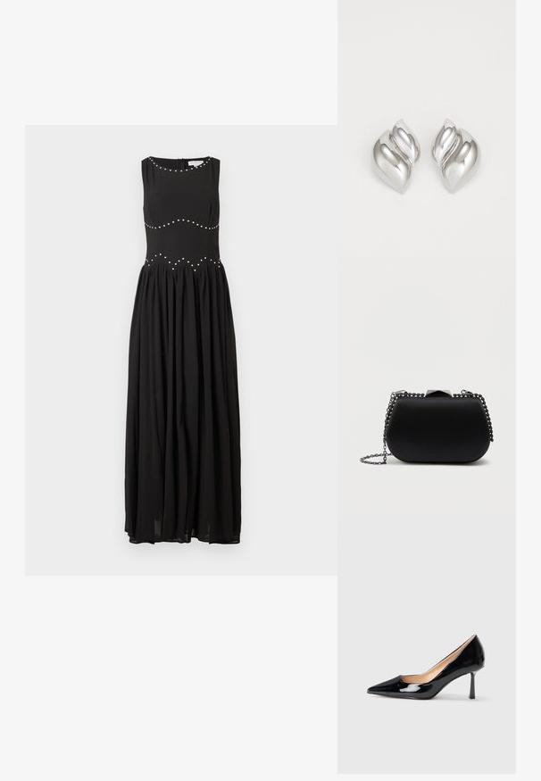 Vestido maxi negro con un cuerpo ajustado, escote redondo y falda fruncida, que presenta tachuelas plateadas en un patrón ondulado a lo largo de la cintura.; Zapato de charol negro de punta con tacón stiletto delgado y de altura media sobre fondo blanco.; Bolso de mano negro con un acabado mate suave, forma redondeada y una correa de cadena plateada. Presenta un detalle de cierre geométrico en la parte superior.; Pendientes de plata con una forma orgánica y abstracta. Superficie lisa y brillante con un diseño cónico. Presentan suaves curvas y un detalle de línea central.