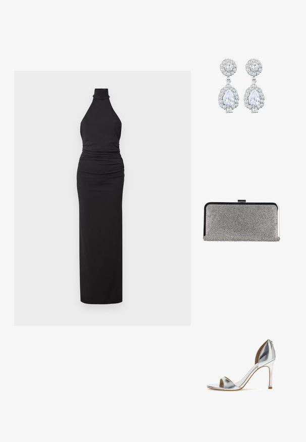 Robe noire à col halter en tissu lisse, au design ajusté avec fronces à la taille et une longue jupe droite.; Sandale à talon haut métallisé argent avec bout ouvert, bride à la cheville et talon aiguille fin sur fond blanc.; Pochette rectangulaire argentée couverte de petits strass avec un cadre en métal noir et argenté et une fermeture à clip.; Boucles d'oreilles ton argent avec un clou rond en sertissage pavé, et une goutte en forme de poire entourée de petites pierres, soulignant un effet scintillant.