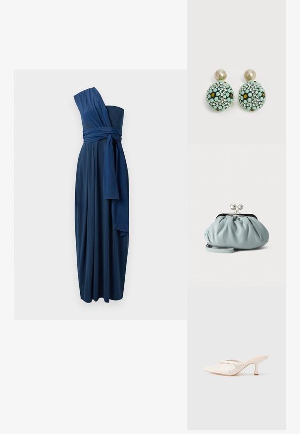Marineblauwe, mouwloze, vloerlange jurk met een asymmetrisch ontwerp, een strik rond de taille en vloeiende stof. Vlekkeloze textuur, elegante draping.; Muil in lichtbeige stof met een geknoopt ontwerp aan de voorkant, een puntige neus en een slanke, taps toelopende hak. Over het geheel genomen een gladde textuur.; Kleine lichtblauwe leren muntenportemonnee met zilverkleurige metalen kiss-lock sluiting en kort polsbandje op een effen achtergrond.; Ronde oorstekers met grote pareltoppen en bolvormige druppels bedekt met muntgroene, amberkleurige en heldere strasssteentjes.