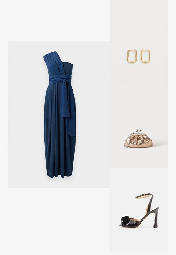 Námornícka modrá, bezrukávová, dlhá až na zem s jednoramenným dizajnom, zviazaný pás a splývavá látka. Hladká textúra, elegantné zavinutie.; Čierna sandála na vysokom podpätku s remienkom okolo členku a veľkými ozdobnými čiernymi flitrami a okvetnými lístkami na remienku cez prsty.; Malá zlatá kovová kabelka so strieborným zapínaním a retiazkovým remienkom na jednoliatom svetlom pozadí.; Zlaté kruhové náušnice s nepravidelným obdĺžnikovým tvarom, so hladkým povrchom a jemným leskom. Jednoduchý dizajn bez zdobenia.