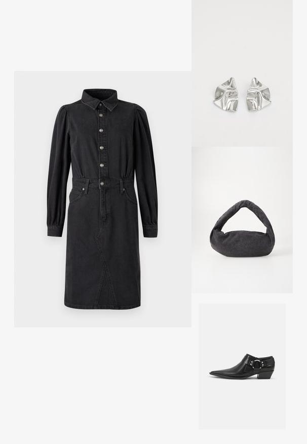 Zwarte denim jurk met een knoopsluiting aan de voorkant, spitse kraag, elastische taille, lange puffmouwen en twee zijzakken.; Zwarte leren enkellaarzen met een spitse neus, voorzien van een leren band aan de voorkant en een zilveren gesp detail, en een lage, blokhak.; Donkergrijze stoffen tas met een gebogen handvat, zachte textuur en ronde vorm. Geen zichtbare hardware of versieringen.; Zilveren metalen oorbellen met een golvend, sculpturaal ontwerp, voorzien van een gepolijste afwerking en onregelmatige vormen, die een hedendaagse esthetiek benadrukken.