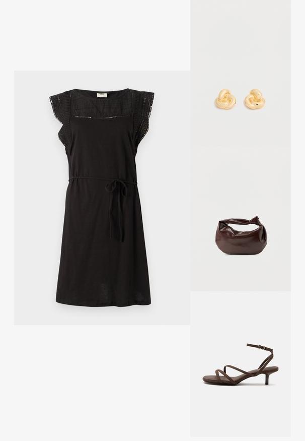 Schwarzes Kleid mit kurzen, rüschierten Ärmeln und lockerer Passform. Verfügt über einen Gürtel in der Taille und ein strukturiertes Oberteil. Hergestellt aus weichem Stoff.; Braune Sandale mit hohem Absatz, dünnen gekreuzten Riemen und einem Knöchelriemen mit silberner Schnalle vor weißem Hintergrund.; Dunkelbraune Lederschultertasche mit weicher, lockerer Form und einem gedrehten Knotengriff vor schlichtem weißem Hintergrund.; Paar glänzende Ohrstecker in Form eines Knotens in Goldton vor einem einfachen weißen Hintergrund.