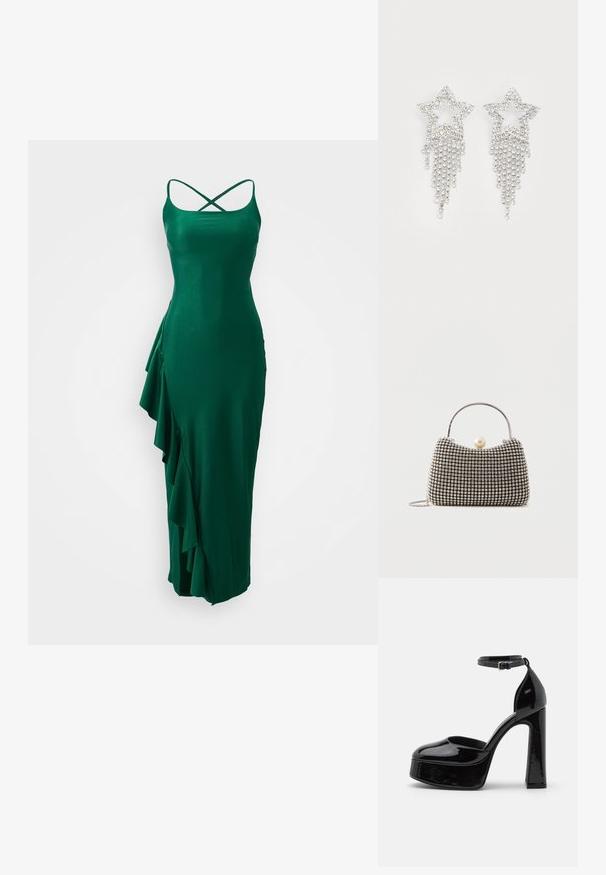 Grünes Satin-Kleid mit Spaghetti-Trägern und einem gekreuzten Rücken, das auf der linken Seite mit einem Rüschendetail und einer enganliegenden Silhouette versehen ist.; Schwarze Lackleder-Plateau-Absätze mit einem Knöchelriemen, runder Zehenform und Blockabsatz, die eine glatte, glänzende Textur präsentieren.; Kleine Handtasche mit silbernem Gittermuster, gebogenem Griff, großem Perlenverschluss und einem dünnen silbernen Kettenriemen auf schlichtem Hintergrund.; Glitzernde Sternohrringe mit herabhängendem Fransen-Detail, in silberner Farbe und mit einer glänzenden, reflektierenden Oberfläche. Sternform mit filigranem Design.