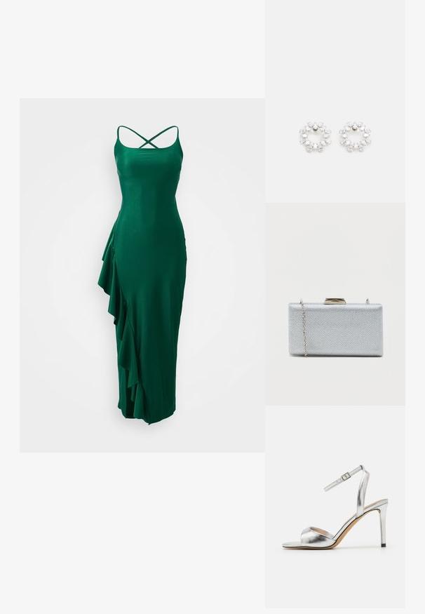 Groene satijnen jurk met spaghettibandjes en een kruisrugontwerp, met een geplooide detail aan de linkerkant en een aansluitende silhouet.; Zilveren hoge sandaal met open teen, metallic textuur en verstelbare enkelband. Heeft een taps toelopende naaldhak en een gladde binnenzool.; Rechthoekige zilveren clutch gemaakt van textuur metaalachtig stof, met een haaksluiting en een afneembare kettingriem om te dragen.; Ronde oorbellen van metaal, voorzien van meerdere heldere, facetteerde stenen die in een sprankelend patroon zijn gerangschikt. Kleurloos en reflecterend.