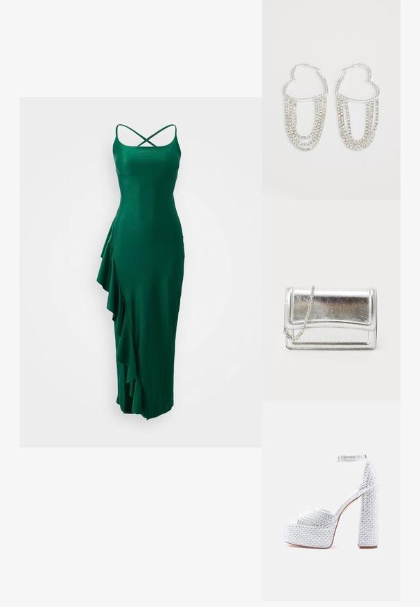 Grünes Satin-Kleid mit Spaghetti-Trägern und einem gekreuzten Rücken, das auf der linken Seite mit einem Rüschendetail und einer enganliegenden Silhouette versehen ist.; Silberne Plateau-Sandalen mit hohen Absätzen, mit Nieten verziert, breitem Blockabsatz, Knöchelriemen und glatter, glänzender Oberfläche.; Silberne metallische Clutch-Tasche mit glatter Textur, Klappenverschluss und Kettenriemen. Verfügt über ein strukturiertes rechteckiges Design und gestickte Akzente.; Silberne Creolen in Herzform, verziert mit herabhängenden Strängen aus klaren Strasssteinen für zusätzlichen Glanz und Textur.