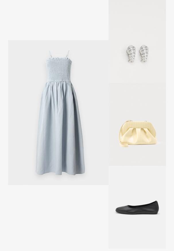 Lichtblauwe, lange katoenen jurk met een smocked bodice, dunne schouderbandjes en een vloeiende, geplooide rok. Bevat een rimpelige bovenrand.; Zwarte leren ballerina met een ronde neus, gladde textuur, minimale stikdetails en een flexibele zoolontwerp.; Crème-kleurige leren clutch met een gestructureerd bovenframe en polsbandje, weergegeven tegen een effen lichte achtergrond.; Zilveren clip-on oorbellen met een spiraalontwerp, voorzien van een gladde metallic textuur en ronde vormen. Geen zichtbare versieringen of patronen.