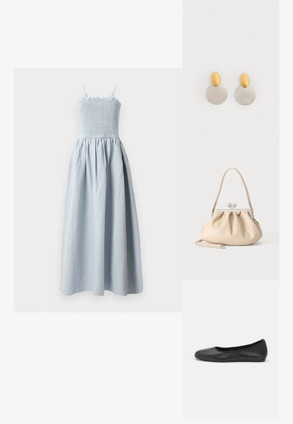 Lichtblauwe, lange katoenen jurk met een smocked bodice, dunne schouderbandjes en een vloeiende, geplooide rok. Bevat een rimpelige bovenrand.; Zwarte leren ballerina met een ronde neus, gladde textuur, minimale stikdetails en een flexibele zoolontwerp.; Beige zachte leren handtas met een zilveren metalen frame sluiting, een enkele schouderriem en een optionele kettingriem op een witte achtergrond.; Gouden en zilveren metalen oorbellen met een ronde schijfbasis en een ovale bovenstuk, gladde textuur en gepolijste afwerking.