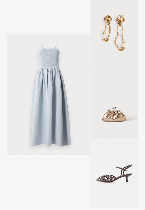 Lichtblauwe, lange katoenen jurk met een smocked bodice, dunne schouderbandjes en een vloeiende, geplooide rok. Bevat een rimpelige bovenrand.; Donkerbruine leren sandaal met bandjes en kitten heel, verstelbare gesp rond de enkel, op witte achtergrond.; Kleine gouden metallic clutch met zilveren sluiting en kettingriem op een effen lichte achtergrond.; Goudkleurige oorbellen met onregelmatige open vormen, elk met een parel aan de onderkant en edelsteendetails op de ronde stekers.