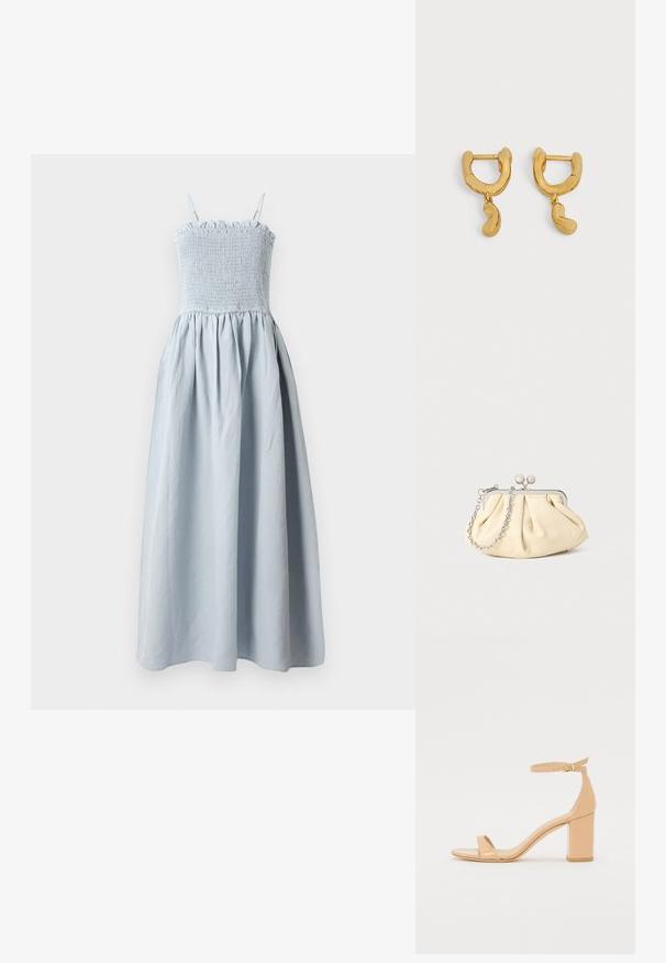 Lichtblauwe, lange katoenen jurk met een smocked bodice, dunne schouderbandjes en een vloeiende, geplooide rok. Bevat een rimpelige bovenrand.; Nude patenten leren heeled sandalen met een vierkante neus, enkelbandje en een stevige blokhak. Gladde textuur en minimalistische ontwerpelementen.; Geplooide beige leren clutch met een zilveren metalen frame, voorzien van twee ronde decoratieve sluitingen en een zilveren kettingriem.; Een paar kleine oorbellen in goudkleurige ringvorm met onregelmatige boonvormige hangers die aan elke ring hangen op een neutrale achtergrond.