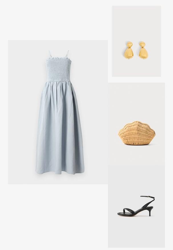 Lichtblauwe, lange katoenen jurk met een smocked bodice, dunne schouderbandjes en een vloeiende, geplooide rok. Bevat een rimpelige bovenrand.; Zwarte leren dames sandaal met dunne bandjes, een teengreep, een enkelgesp en een stilettohak van gemiddelde hoogte op een neutrale achtergrond.; Geweven rotan handtas in de vorm van een sint-jakobsschelp met natuurlijke lichtbruine kleur en afgeronde, gestructureerde randen.; Paar glanzende gouden druppelvormige oorbellen met een kleiner afgerond bovenstuk verbonden met een groter peer-vormig onderstuk.