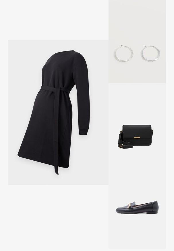 Vestido de maternidad negro hecho de tela suave, con mangas largas, un escote redondo y un cinturón atado en la cintura para ajuste.; Mocasín de cuero negro con tacón bajo y detalle de cadena dorada en la parte superior, mostrado de perfil sobre un fondo blanco.; Bolso cruzado de cuero negro con cierre de solapa, acentos en dorado, correa ajustable y superficie texturizada. Forma rectangular compacta.; Pendientes de aro de metal plateado con superficie lisa y ligeramente curvada y cierre de tipo mosquetón sobre un fondo blanco liso.