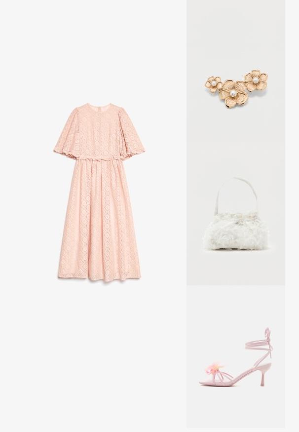 Robe midi en dentelle rose clair avec un motif en diamant, encolure ronde et manches amples à mi-longueur.; Sandale à talon haut rose clair avec lanières, lien autour de la cheville et fleur décorative rose sur la lanière avant, vue de profil latéral.; Petit sac à main blanc orné de roses en tissu recouvrant le corps et d'une fine anse unique, sur un fond uni.; Trois broches en or en forme de fleur avec des pétales texturés, chacune ornée d'une perle blanche centrale, disposées sur un fond blanc uni.