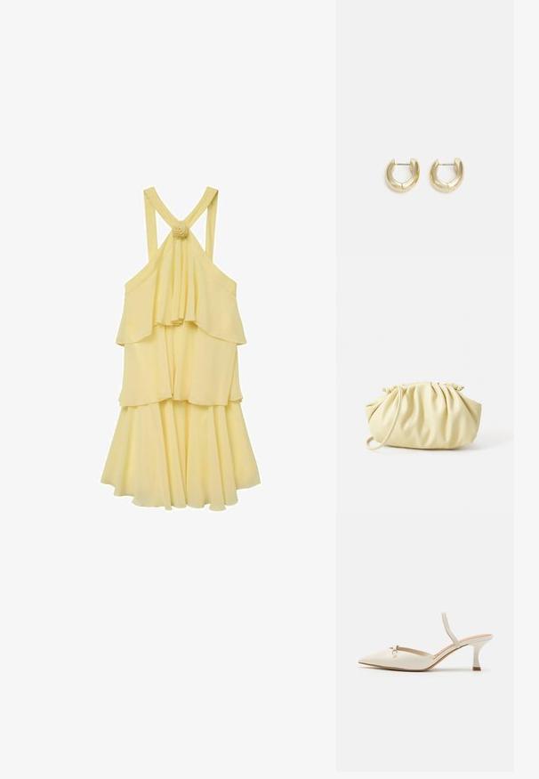 Vestido amarillo de capas con un diseño fluido, que presenta tirantes finos y una parte trasera fruncida. Acentuado con un detalle de flor en los tirantes.; ALDO NAILAH - Tacones - white/bone; Bolso amarillo plisado hecho de cuero sintético suave, con una forma blanda y una sola correa para el hombro, además de un diseño de parte superior recogida.; Pendientes de aro en tono dorado con un acabado suave y pulido. Presentan una forma de medio círculo y un cierre de poste seguro.