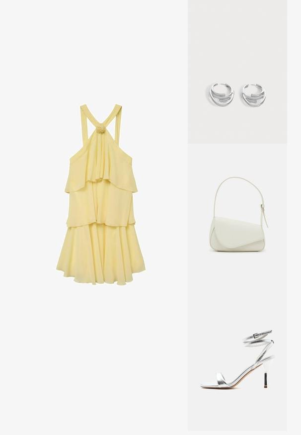Vestido amarillo de capas con un diseño fluido, que presenta tirantes finos y una parte trasera fruncida. Acentuado con un detalle de flor en los tirantes.; Sandalia plateada de tacón alto con tiras que envuelven el tobillo y un delgado tacón de aguja, mostrada de lado sobre un fondo blanco.; Bolso de mano de imitación cuero blanco con una forma triangular estructurada, correa ajustable única y cierre con solapa acentuada en curva.; Par de pendientes de aro plateados pulidos con diseño de barra curva en capas sobre un fondo claro y liso.