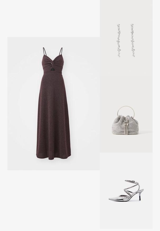 Langes burgunderfarbenes Kleid mit tailliertem Oberteil, gedrehtem Vorderteil, dünnen verstellbaren Trägern und einem fließenden, strukturierten Rock. Enthält einen kleinen Ausschnitt.; Silberner High-Heel mit spitz zulaufender Spitze, Knöchelriemen und dekorativen silbernen Kugel-Nieten an den Riemen und Kanten vor weißem Hintergrund.; Kleine silberne Abendtasche, bedeckt mit funkelnden Strasssteinen, mit rundem Metallgriff und zwei dekorativen Quasten vorne.; Lange hängende silberne Ohrringe mit mehreren rechteckigen klaren Kristallen, die vertikal auf einem hellgrauen Hintergrund verbunden sind.