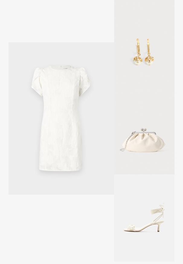 Witte jurk met korte mouwen, een textuur van bloemmotieven, een aansluitend silhouet en een verborgen rits aan de achterkant, voorzien van zachte pofmouwen.; Roomkleurige sandalen met lage hak, enkelriempjes en een brede gedraaide band over de tenen, op een effen witte achtergrond.; Crèmekleurige stoffen clutch met een geplooid ontwerp, een zilverkleurig metalen frame, twee decoratieve balletjes en een zilveren kettingriem.; Gouden oorringen met hangende witte parels omhuld met goud en kleine heldere kristallen op een effen lichte achtergrond.