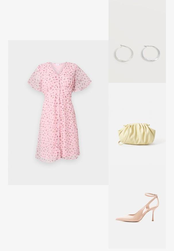 Robe fleurie rose avec des manches courtes flottantes, décolleté en V et boutonnage sur le devant. Le tissu semble léger avec une texture douce et transparente.; Chaussure à talon aiguille en cuir verni nude avec bout pointu, côtés découpés et bride de cheville réglable avec boucle.; Sac à main plissé jaune en simili cuir lisse, arborant une forme douce avec une bandoulière unique et un design froncé sur le dessus.; Boucles d’oreilles créoles en métal argenté avec une surface lisse légèrement incurvée et des fermoirs à clapet sur un fond blanc uni.