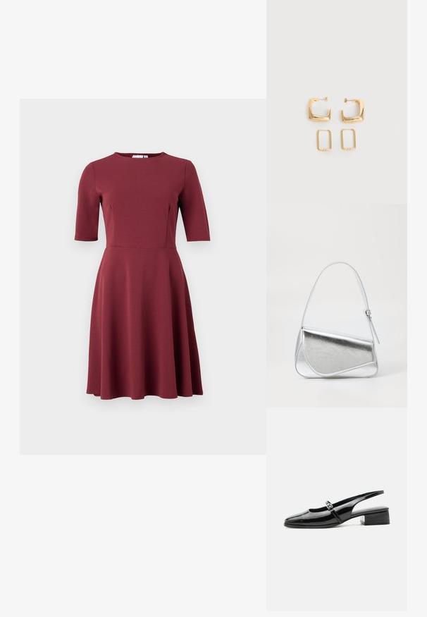 Burgunderfarbendes Kleid mit rundem Ausschnitt, kurzen Ärmeln, tailliertem Oberteil und ausgestelltem Rock. Hergestellt aus glattem Stoff ohne sichtbare Muster oder Verzierungen.; Schwarzer Slingback-Schuh aus Lackleder mit niedrigem Blockabsatz und dünnem Riemen mit silberner Schnalle oben.; Silberfarbene metallische Handtasche mit dreieckiger Form, glatter Textur und einem dünnen, verstellbaren Schultergurt. Sie verfügt über ein umklappbares Design mit Nähten.; Zwei Paare goldfarbener geometrischer Creolen auf einer schlichten weißen Oberfläche, ein Paar quadratisch und massiv, ein Paar rechteckig und hohl.