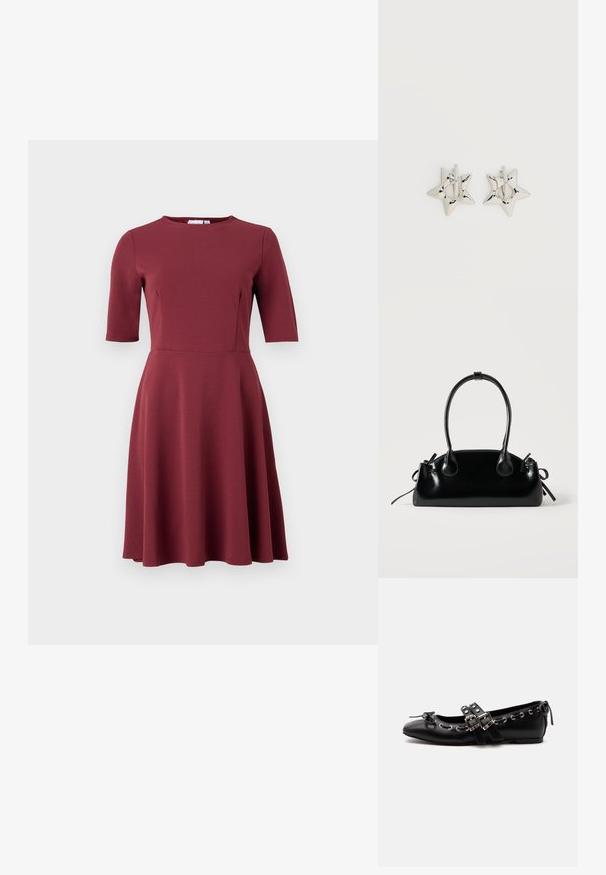 Burgunderfarbendes Kleid mit rundem Ausschnitt, kurzen Ärmeln, tailliertem Oberteil und ausgestelltem Rock. Hergestellt aus glattem Stoff ohne sichtbare Muster oder Verzierungen.; Schwarzer flacher Ballettschuh mit doppelten Schnallenriemen, silbernen Ösen und einer kleinen Schleife nahe der abgerundeten Spitze auf weißem Hintergrund.; Kleine schwarze glänzende Handtasche mit zwei langen Griffen und seitlichen Kordelzug-Details vor einfachem hellem Hintergrund.; Silberne, sternförmige Creolen mit einer glatten, polierten Oberfläche auf weißem, schlichtem Hintergrund.