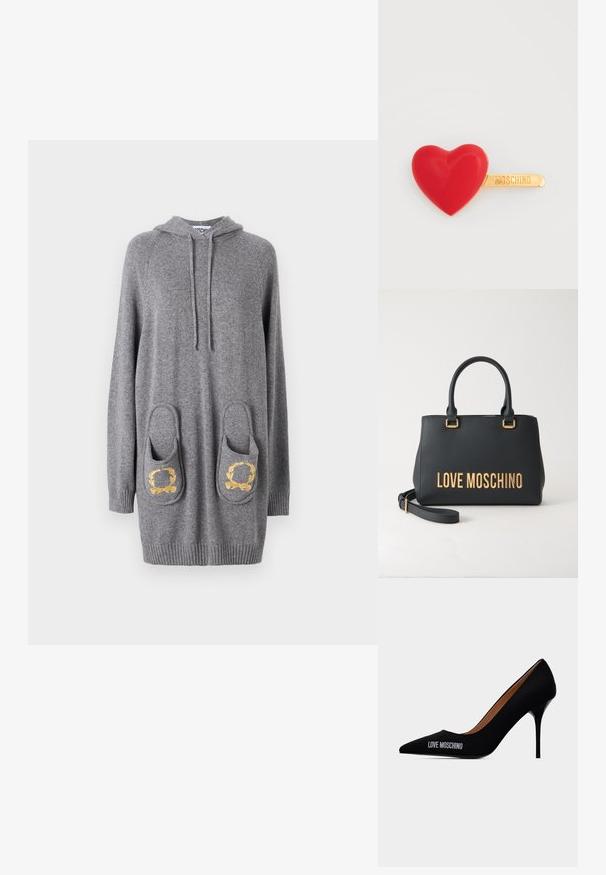 Grå hættekjole lavet af blødt stof, med to store lommer prydet med gyldne bladmønstre, ribbet kant og manchetter.; Sort spids tå stilet hæl med teksten "LOVE MOSCHINO" på ydersiden og et glat slip-on design.; Sort håndtaske med dobbelte håndtag og aftagelig skulderrem, med gyldent "LOVE MOSCHINO" bogstav på forsiden.; Rødt hjerteformet hårspænde med blank overflade, der har en gyldentone metalclips med indgraveret "Moschino." Tekstureret overflade og glatte kanter.