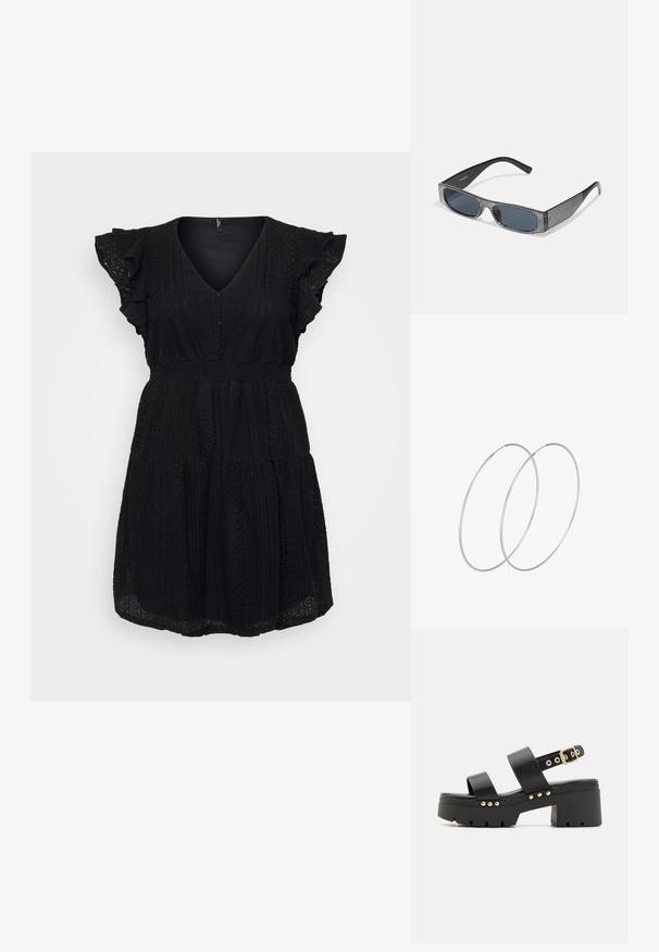 Zwarte jurk met een V-hals, korte rimpelrokken, gestructureerde stof en een aangesloten taille die overgaat in een vloeiende rok.; Call it Spring NOVALIE - Sandalen met plateauzool - black; Zwarte zonnebril met grijze lenzen, versierd met een rasterpatroon van kleine metalen strass-steentjes langs het montuur. Gladde afwerking, hoekig ontwerp.; Zilveren hoepel oorbellen met een minimalistisch ontwerp. Cirkelvormig, gladde textuur en dun profiel. Lichtgewicht met een gepolijste afwerking.
