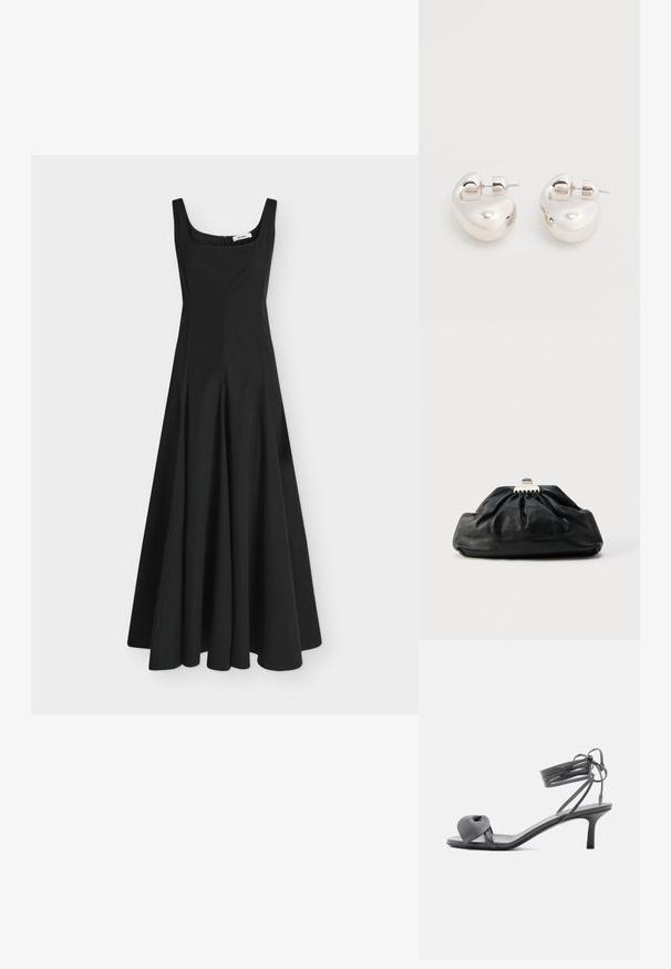 Schwarzes ärmelloses langes Kleid mit quadratischem Ausschnitt und tailliertem Oberteil, das in einen weiten Rock ausläuft, auf schlichtem hellem Hintergrund dargestellt.; Graue Leder-Pumps mit Absatz, verknotetem Riemen über den Zehen und Wickelriemen um den Knöchel auf schlankem, mittelhohem Absatz vor weißem Hintergrund.; Schwarze Leder-Clutch mit geraffter Textur, Metallverschluss und dezentem, auf der Vorderseite geprägtem Logo. Abgerundete Form.; Paar glänzende silberne dicke Creolen mit Stecker-Verschlüssen auf weißem Hintergrund.