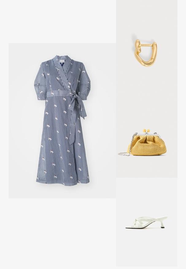 Robe portefeuille rayée en bleu marine avec des accents floraux, manches courtes bouffantes et taille ceinturée. Fabriquée en tissu léger.; Sandale blanche à talon avec plusieurs fines brides nouées et un talon fin de hauteur moyenne sur un fond clair uni.; Petit sac à main tissé jaune avec cadre argenté, deux fermoirs boules jaunes et une bandoulière chaîne argentée sur fond blanc.; Boucle d'oreille en forme irrégulière ton or avec gravure "BLACK 925 AG" sur la barre du fermoir sur un fond clair uni.