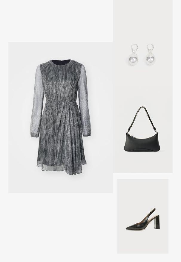Vestido de manga corta con cintura ajustada, diseño plisado, tela metálica plateada y mangas largas transparentes, con escote redondo y cremallera en la parte posterior.; Zapato de mujer slingback de piel negra con puntera puntiaguda y tacón alto grueso de bloque sobre fondo blanco.; Bolso de hombro de cuero negro con forma rectangular curvada, cadena dorada entrelazada en una correa negra trenzada y cierre superior con cremallera.; Pendientes de plata en forma de gota con superficies redondas y reflectantes colgando de cierres de palanca. El fondo es blanco liso.