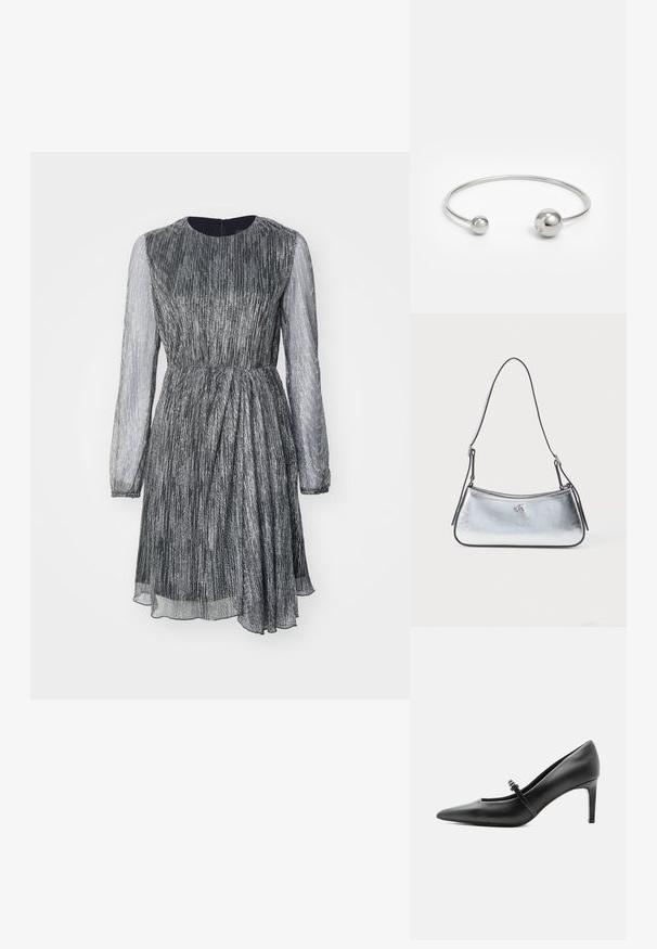 Vestido de manga corta con cintura ajustada, diseño plisado, tela metálica plateada y mangas largas transparentes, con escote redondo y cremallera en la parte posterior.; Zapato de tacón alto de cuero negro con punta puntiaguda, con tira fina y hebilla sobre el empeine, sobre fondo claro y neutro.; Bolso de hombro metálico plateado con forma curva, correa delgada negra y un logo sutil. Textura suave y diseño minimalista.; Brazalete de metal plateado con dos acentos esféricos en cada extremo, superficie lisa, diseño abierto y forma elegante y minimalista.