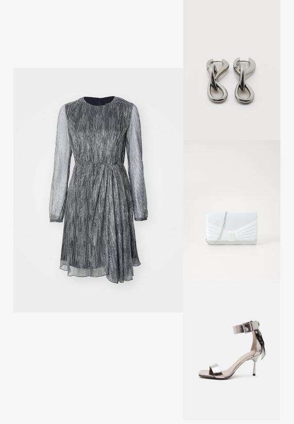 Kortærmet kjole med tætsiddende talje, plisseret design, metallisk sølvstof og gennemsigtige lange ærmer, med rund halsudskæring og baglynlåsen.; Metallic sølv åben tå højhælet sandal med ankelrem og spænde, med en dekorativ sløjfe på bagsiden.; Lyseblå clutchtaske med plisseret design. Har en rektangulær form, kædestrop og en glat tekstur med en central accent.; Par af sølvtonede metale øreringe med abstrakt sammenflettet løbedesign på hvid baggrund.