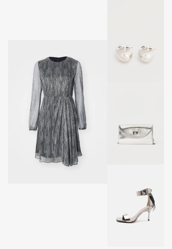 Kortærmet kjole med tætsiddende talje, plisseret design, metallisk sølvstof og gennemsigtige lange ærmer, med rund halsudskæring og baglynlåsen.; Metallic sølv åben tå højhælet sandal med ankelrem og spænde, med en dekorativ sløjfe på bagsiden.; Sølvmetallic clutch-taske med en buet klap og rektangulært drejelås-lukning, sat mod en enkel hvid baggrund.; Par af skinnende sølv store øreringe med lukning på bagsiden mod en ensfarvet hvid baggrund.