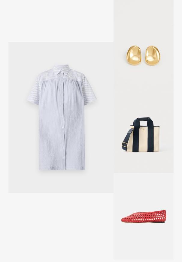 PS Paul Smith WOMENS DRESS - Tričkové šaty - blue; Červená tkaná plochá obuv s otvoreným mriežkovým dizajnom a pevnou podrážkou, zobrazená z boku na bielom pozadí.; Malá béžová taška z plátna s dvoma širokými čiernymi vertikálnymi popruhmi, krátkym rukoväťou a nastaviteľným ramenným popruhom so zlatou prackou.; Náušnice so zlatou farbou v tvare hladkých, zaoblených bodiek s reflexným povrchom, prezentujúce minimalistický dizajn bez viditeľných vzorov.