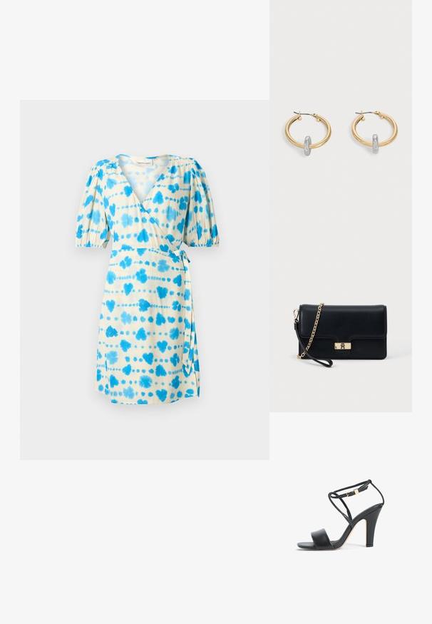 Vestido cruzado de manga corta en tejido crema con patrones de batik azul, con una cintura ajustada y falda acampanada, y un detalle de lazo en el costado.; Sandalia de tacón alto negra con tira fina en el tobillo, hebilla dorada, punta abierta y tacón ancho, vista lateral sobre fondo blanco.; Bolso de mano de cuero negro con un cierre y cadena en tono dorado. Diseño compacto con una textura suave y un detalle mínimo.; Par de pendientes de aro en tono dorado con pequeño detalle de aro en tono plateado en cada uno, expuestos sobre un fondo gris claro.
