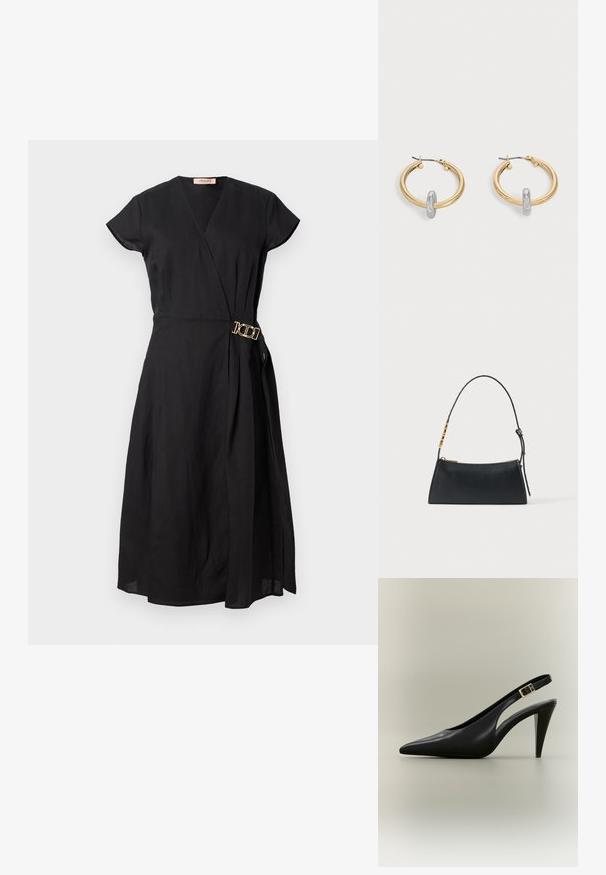 Zwarte wikkeljurk met korte mouwen, voorzien van een gouden gesp detail op de taille, gemaakt van lichtgewicht stof met een gladde textuur.; Zwarte leren slingback pumps met een puntige neus, een gouden gesp en een taps toelopende hak tegen een neutrale achtergrond.; Zwarte leren handtas met een gouden ritssluiting en verstelbare band met gouden rechthoekige details op een witte achtergrond.; Paar goudkleurige creolen met kleine zilverkleurige lusdetail op elk, weergegeven tegen een lichtgrijze achtergrond.
