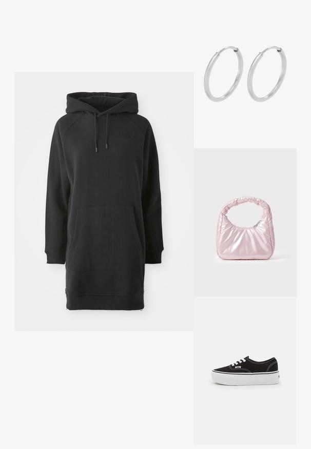 Zwarte hoodie jurk met een kangoeroezak, geribde manchetten en verstelbare veters. Gemaakt van zachte stof met een ontspannen pasvorm.; Zwarte canvas sneaker met een witte rubberen platformzool, voorzien van witte veters en stiksels, iconische branding op de zijkant, low-top ontwerp.; Roze, gevoerde handtas met een afgeronde vorm, gemaakt van glanzend materiaal. Beschikt over een geplooide handgreep en een ritssluiting voor veilige toegang.; Zilveren hoepeloorbellen, cirkelvormig, met een gladde glanzende textuur en een constante breedte. Minimalistisch ontwerp zonder extra accenten.