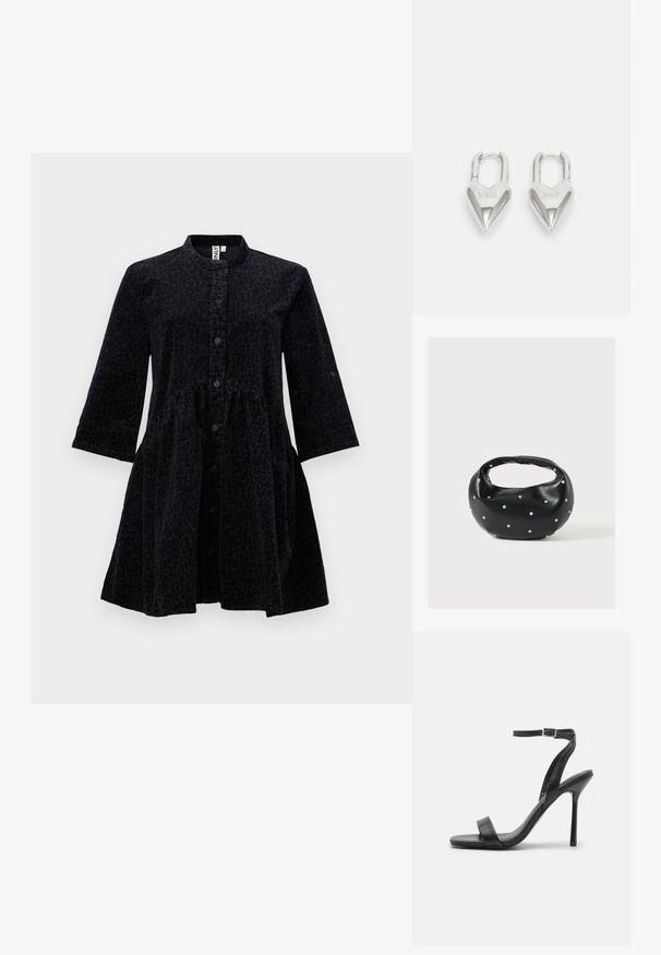 Schwarzes Hemdkleid mit Leopardenmuster, mit hohem Kragen, drei Viertelärmeln und gerafftem Taillenbund. Weiche Stofftextur.; Schwarze High-Heels-Sandalen mit schlankem Knöchelriemen und zwei vorderen Riemen. Aus glattem Leder gefertigt, mit einer eleganten spitzen Zehenform und einem Stiletto-Absatz.; Schwarze Lederhandtasche mit abgerundeter Form, verziert mit silbernen Nietenakzenten und kurzem Griff. Glatte Struktur und Reißverschlussverschluss.; Silberne herzförmige Vorhängeschlösser mit eingravierten "JA"- und "NEIN"-Texten, polierte Oberfläche, symmetrisches Design und einem robusten Metallverschluss.