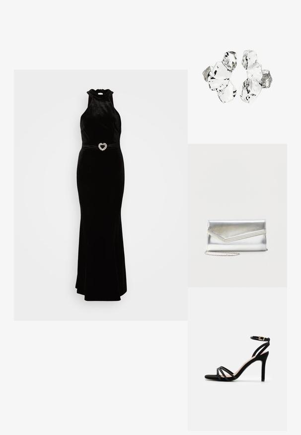 Zwart fluwelen jurk met een hoge halternek en een getailleerd silhouet, voorzien van een hartvormige steentjesriem. Gladde textuur.; Anna Field by Zalando Sandalen - black; Glanzende zilveren clutch met envelopvormige klep en decoratieve rand, klein zilveren kettingriempje, op een effen lichte achtergrond.; Cluster van zes onregelmatig gevormde, doorschijnende en reflecterende glasachtige stukken die zijn gerangschikt op een witte achtergrond.