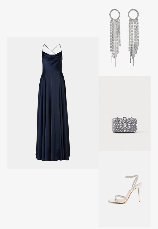 Navy satin iltapuku, jossa on laskostettu pääntie, ohuet ristikkäiset olkaimet ja lentävä, täyspitkä hame. Suuri sileä rakenne ja elegantti siluetti.; Hopeat korkeakorkoiset sandaalit ohuilla remmeillä, joissa on strasseja, tyylikkäällä muotoilulla ja kärjellä.; Pieni suorakulmainen tummanharmaa clutch-laukku, joka on koristeltu kirkkailla strasseilla säteittäisessä kuviossa ja jossa on hopeinen ketjuhihna.; Hopeiset korvakorut, joissa on pyöreä päällinen riippuvilla ketjuilla ja neliöleikkauksella olevilla strasseilla, esittelevät lineaarista, monitasoista muotoilua.