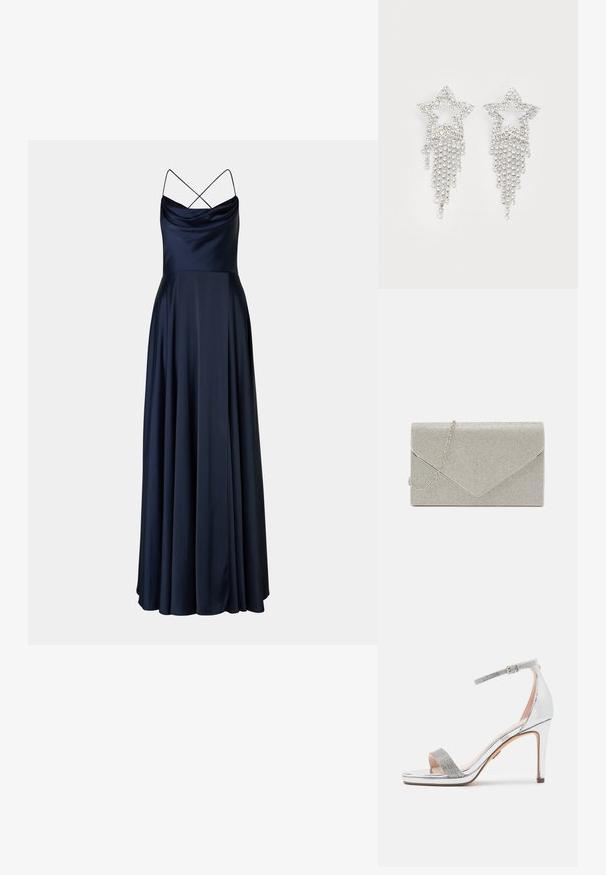 Marineblå satin aftenkjole med en cowl-udskæring, tynde krydsede stropper og en svævende, fuldlængde nederdel. Glat tekstur og elegant silhuet.; Sølv højhælet sandal med shiny patentoverdel, tekstureret rhinestone-strop, justerbar ankelstrop og et firkantet åbent tå-design.; Metallic sølv clutch taske med et kuvert-design, udsmykket med et struktureret mønster, der har en aftagelig kæde-strop.; Rhinestone stjerne øreringe med dryppende frynsedetaljer, præget af sølvfarve og en blank, reflekterende overflade. Stjernedesign med detaljeret udformning.
