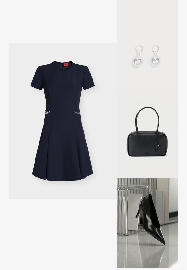 Robe bleu marine à manches courtes avec encolure ronde, taille ajustée mise en valeur par de petits détails de chaînes argentées et jupe évasée.; Chaussure noire à talon haut avec bout pointu et logo doré, posée sur une surface réfléchissante près d'un organiseur de dossiers en fil chromé contenant des documents.; Sac à main rectangulaire noir avec doubles poignées arrondies, fermeture éclair dorée et logo "HUGO" embossé sur le devant avec une étiquette en cuir attachée.; Boucles d'oreilles en argent en forme de goutte avec des surfaces lisses, rondes et réfléchissantes, suspendues à des fermoirs à ressort. L'arrière-plan est blanc uni.
