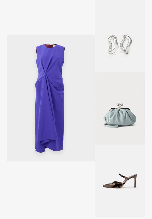 Robe midi sans manches purple avec des plis drapés asymétriques commençant à la taille, dotée d'un décolleté rond et d'une silhouette ajustée.; Mule à talon haut marron foncé brillant à bout pointu avec une fine bride sur le coup de pied sur fond blanc uni.; Petit porte-monnaie en cuir bleu clair avec fermoir métallique argenté de type kiss-lock et court bracelet de poignet sur fond uni.; Boucles d'oreilles créoles argentées avec un design torsadé. Bords arrondis et finition brillante. Fermoirs ouverts pour un port facile. Texture lisse sur toute la surface.