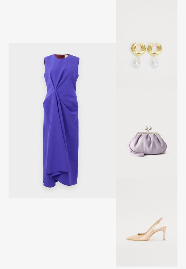 Mouwloze paarse midi-jurk met asymmetrische gedrapeerde plooien die vanaf de taille beginnen, met een ronde halslijn en een aansluitende silhouet.; Nude gepatineerd leren slingbackhak met een spitse neus, open vamp en een dunne stilettohak. Bevat een ronde gouden accent op de band.; Zachte lavendelkleurige clutch met geplooide stof, zilveren kiss-lock sluiting en bijpassend polsbandje op een effen lichte achtergrond.; Gouden hoepel oorbellen met een gepolijste afwerking, voorzien van een hangende irregular gevormde witte parelaccent. Circulair ontwerp, gladde textuur.