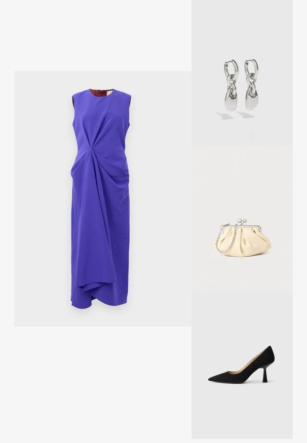 Robe midi sans manches purple avec des plis drapés asymétriques commençant à la taille, dotée d'un décolleté rond et d'une silhouette ajustée.; Pompe à talons hauts en suède noir avec un bout pointu, dotée d'un talon bloc noir brillant et d'une doublure intérieure lisse.; Pochette en cuir beige plissé avec un cadre en métal argenté, dotée de deux fermoirs ronds décoratifs et d'une chaîne en argent.; Boucles d'oreilles en argent avec des maillons ovales allongés, présentant une finition polie et un pendentif tombant texturé. Design simple avec des bords lisses.