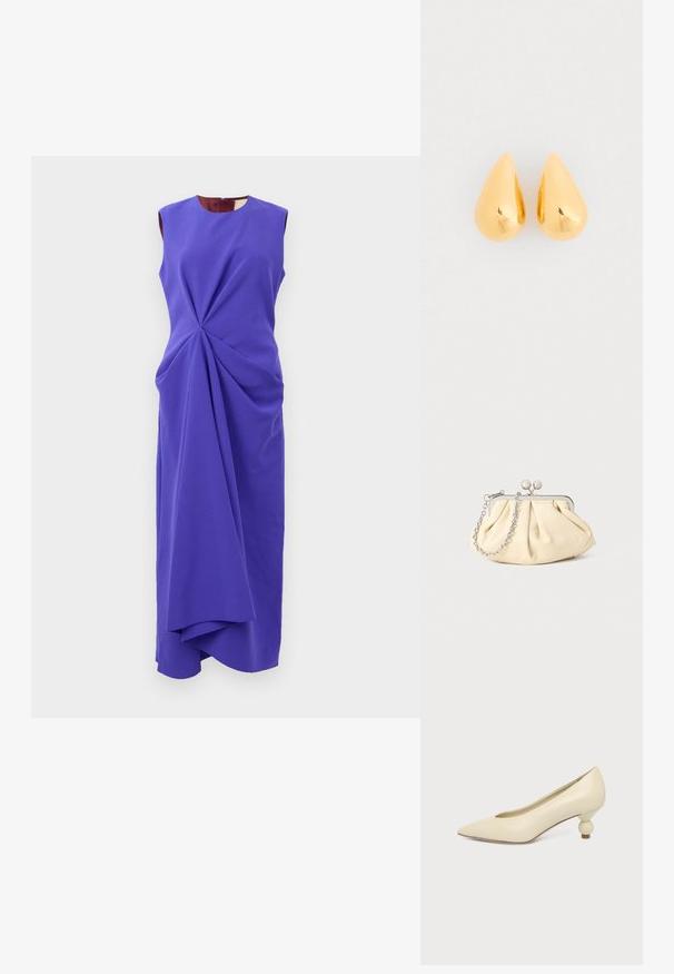 Robe midi sans manches purple avec des plis drapés asymétriques commençant à la taille, dotée d'un décolleté rond et d'une silhouette ajustée.; Chaussure femme couleur crème à bout pointu avec un petit talon rond en forme de boule, sur fond uni.; Pochette en cuir beige plissé avec un cadre en métal argenté, dotée de deux fermoirs ronds décoratifs et d'une chaîne en argent.; Boucles d'oreilles en or en forme de goutte avec une surface lisse et polie et des fonds arrondis, reflétant la lumière avec une finition brillante.