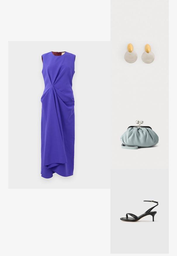Robe midi sans manches purple avec des plis drapés asymétriques commençant à la taille, dotée d'un décolleté rond et d'une silhouette ajustée.; Sandale pour femme en cuir noir avec fines lanières, une boucle d'orteil, une boucle à la cheville et un talon aiguille de hauteur moyenne sur un fond neutre.; Petit porte-monnaie en cuir bleu clair avec fermoir métallique argenté de type kiss-lock et court bracelet de poignet sur fond uni.; Boucles d'oreilles en métal doré et argenté avec une base en disque rond et une pièce supérieure ovale, texture lisse et finition polie.
