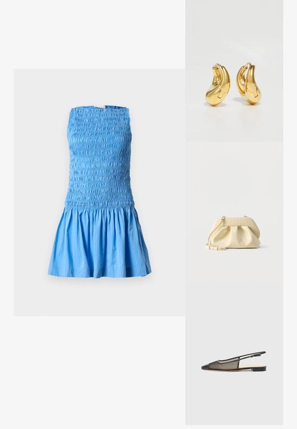 Blå ærmeløs kjole med smocket krop og samlet, flagrende nederdel, lavet af let stof, vist mod en ensfarvet baggrund.; Sort og guld slingback sko med spids tå, mesh-design og flad sål. Har en tynd ankelrem med en cirkulær spændeaccent.; Lille bleg gul læderhåndtaske med rynket front, guldfarvet hardware og justerbar skulderrem på hvid baggrund.; Guldringeøreringe med en glat, buet form og poleret overflade. Udstyret med en lukkeanordning og lette fordybninger for detaljer.